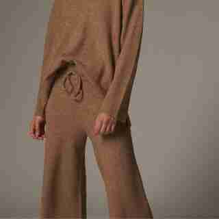 PANTALON DE DÉTENTE EN TRICOT DOUILLET – FAON CHINÉ, GRAND