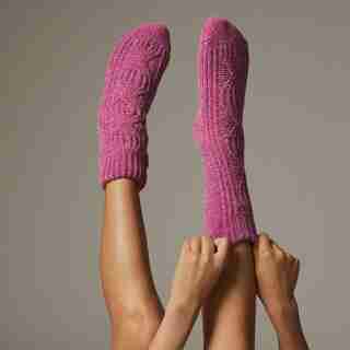 CHENILLE CABLE KNIT MID-RISE READING SOCKS™ ULTRA PINK