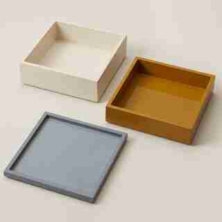 SET OF 3 SQUARE LACQUER TRAYS, WARM TONES