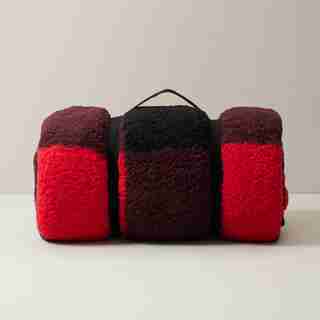 COUVERTURE EN SHERPA POUR TOUTE LA FAMILLE – CARREAUX ROUGES ET NOIRS, ROUGE