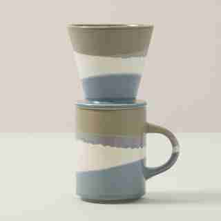 ENSEMBLE DE TASSE ET INFUSEUR EN CÉRAMIQUE – MOTIF TREMPÉ TRICOLORE, BLEU, BLANC, GRIS
