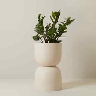 CACHE-POT AVEC PIÉDESTAL – ARCHES, CIMENT (25,5 CM)