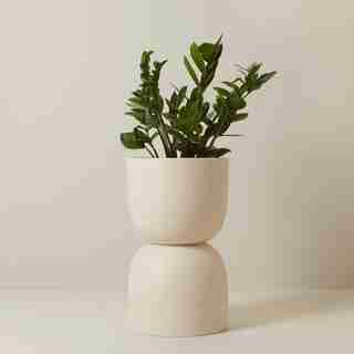 CACHE-POT AVEC PIÉDESTAL – ARCHES, CIMENT (25,5 CM)