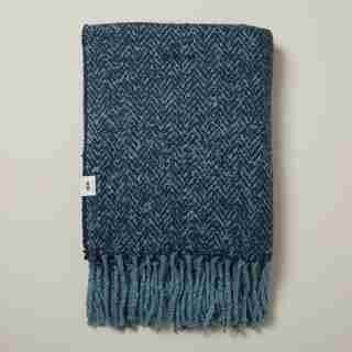 JETÉ EN MOHAIR – MOTIF À CHEVRONS, BLEU MARINE