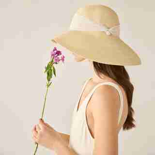 CHAPEAU ASYMÉTRIQUE EN PAILLE DE PAPIER – NATUREL