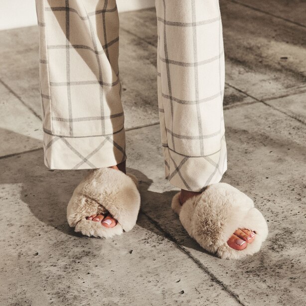 Pantoufles À Brides Croisées En Fausse Fourrure