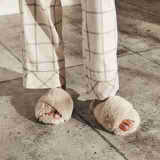 FAUX FUR CROSSOVER SLIPPER, CREAM MEDIUM-LARGE