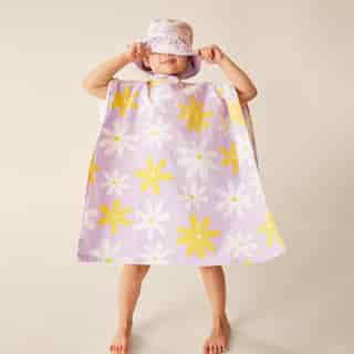 PONCHO TOWEL, DAISIES