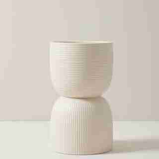 POT POUR PLANTE AVEC PIÉDESTAL – ARCHES, BISQUE