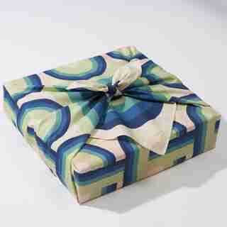 Emballage cadeau Furoshiki, design Voyage par Alby Kenny 28" x 28"