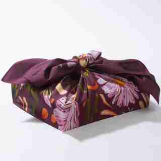 Furoshiki Gift Wrap, Daisy design by Kristin Heldt 35" x 35"